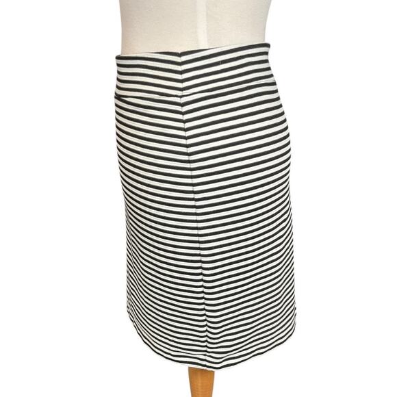 GAP Designed & Crafted Black + White Striped Stretch Pencil Skirt – Size Small - Picture 4 of 8
